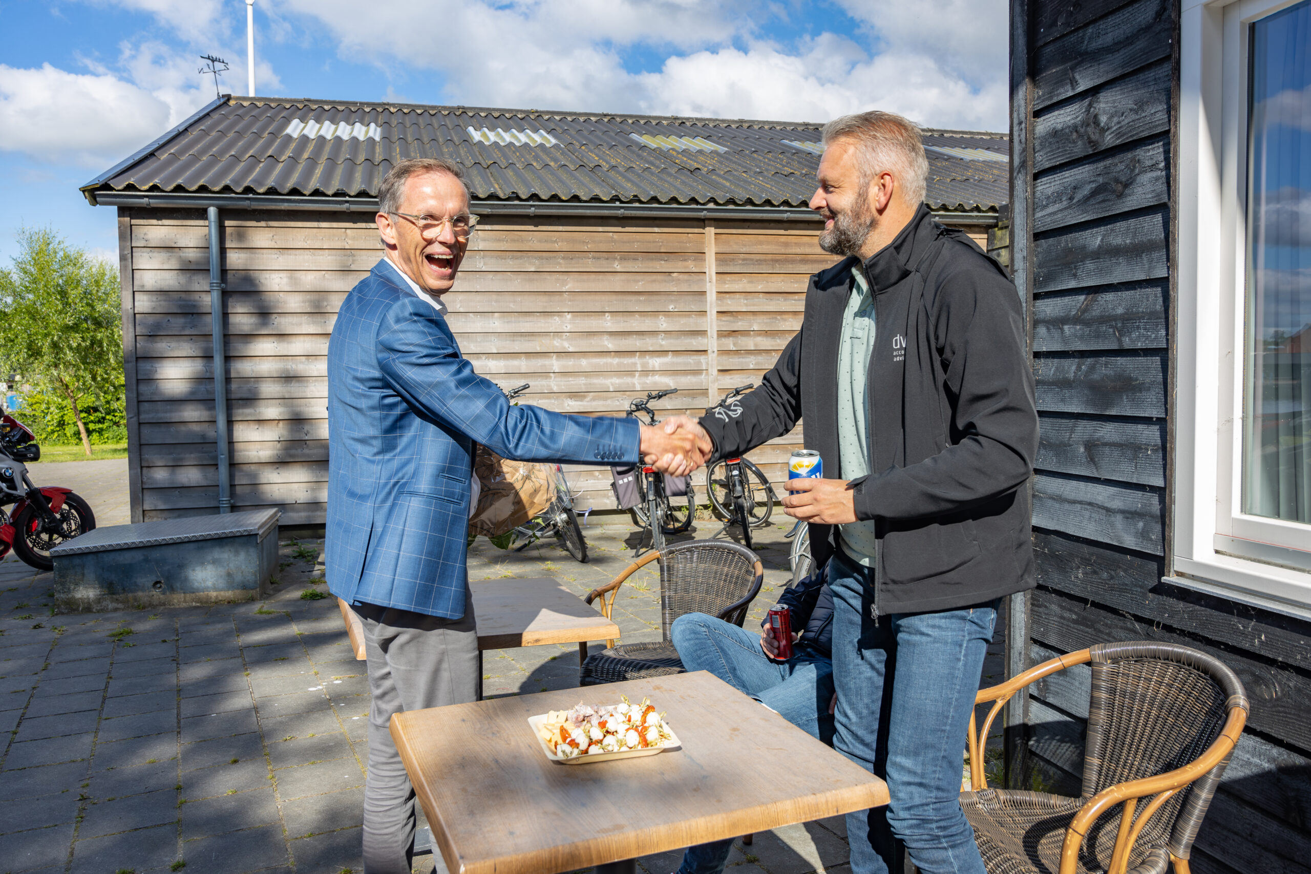 Kennismaken-met-Onderneminsgvereniging-drachten-twee-leden-schudden-de-hand