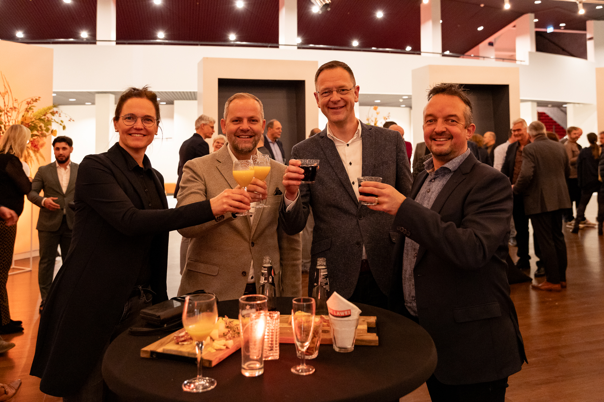 Onze-leden-gezelligheid-met-iedereen-in-de-lawei-tijdens-een-Nieuwjaarsreceptie